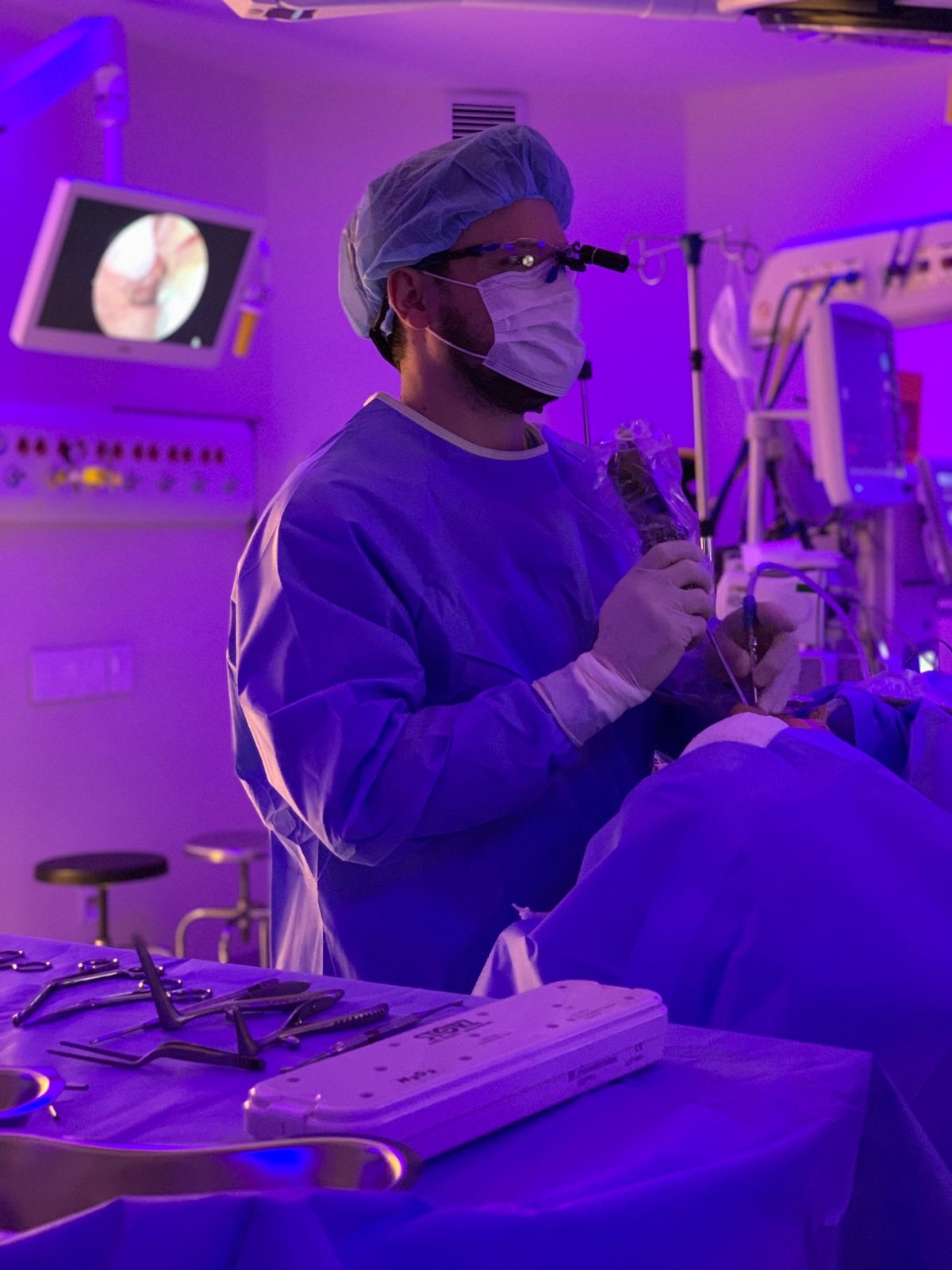 Dr. Luiz Castanheira realizando cirurgia endoscópica nasal guiada por vídeo em centro cirúrgico